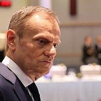 Donald Tusk, au centre, arrive à un déjeuner lors d'une réunion informelle des 27 chefs d'Etat et de gouvernement de l'UE au siège du conseil de l'Union européenne de Bruxelles, le 23 février 2018 (Crédit : AFP / Ludovic MARIN)