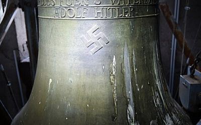 Une cloche datant de l'époque des nazis arborant une croix gammée et les mots -
 "Tout pour la patrie - Adolf Hitler" ("Alles fuer's Vaterland - Adolf Hitler") à l'église  St Jakob de Herxheim am Berg, dans l'ouest de l'Allemagne, le 19 mai 2017 (Crédit :  AFP PHOTO / dpa / Uwe Anspach )