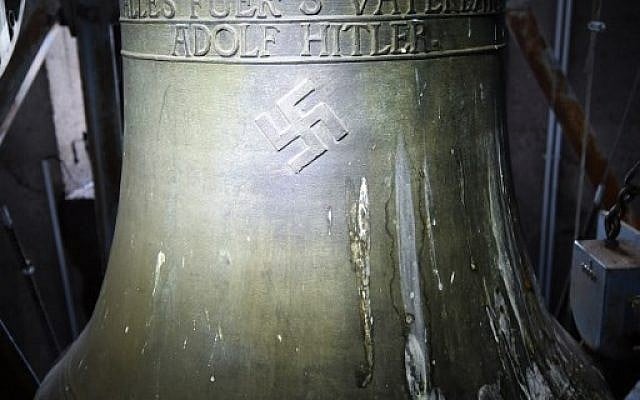 Une cloche datant de l'époque des nazis arborant une croix gammée et les mots -
"Tout pour la patrie - Adolf Hitler" ("Alles fuer's Vaterland - Adolf Hitler") à l'église St Jakob de Herxheim am Berg, dans l'ouest de l'Allemagne, le 19 mai 2017 (Crédit : AFP PHOTO / dpa / Uwe Anspach ) Une cloche datant de l'époque des nazis arborant une croix gammée et les mots -
"Tout pour la patrie - Adolf Hitler" ("Alles fuer's Vaterland - Adolf Hitler") à l'église St Jakob de Herxheim am Berg, dans l'ouest de l'Allemagne, le 19 mai 2017 (Crédit : AFP PHOTO / dpa / Uwe Anspach )