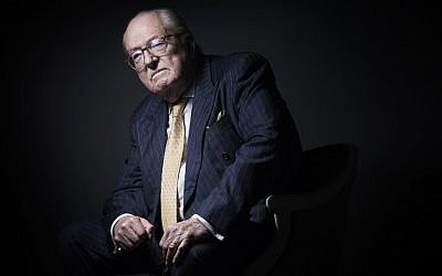 Le fondateur du Front nationbal (FN, parti d'extrême droite française, prend la pose sur cette photo prise à Saint-Cloud, à l'ouest de Paris, le 27 janvier 2016 (Crédit :  AFP PHOTO / JOEL SAGET)