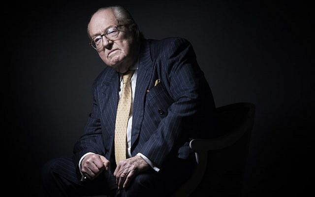 Le fondateur du Front nationbal (FN, parti d'extrême droite française, prend la pose sur cette photo prise à Saint-Cloud, à l'ouest de Paris, le 27 janvier 2016 (Crédit :  AFP PHOTO / JOEL SAGET)