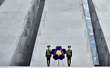 Des soldats montent la garde devant le mémorial de Tsitsernakaberd à Erevan, en Arménie, lors d'une cérémonie de commémoration du 100e anniversaire du génocide arménien, le 24 avril 2015 (Crédit : AFP / Kirill Kudryavtsev)