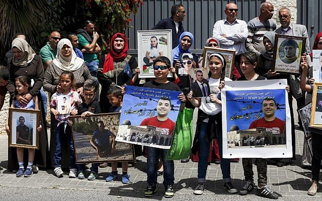 Des familles de Palestiniens emprisonnés dans les prisons israéliennes devant les bureaux de l'Union européenne à Jérusalem-Est, le 27 avril 2017 (Crédit : AFP/AHMAD GHARABLI) Des familles de Palestiniens emprisonnés dans les prisons israéliennes devant les bureaux de l'Union européenne à Jérusalem-Est, le 27 avril 2017 (Crédit : AFP/AHMAD GHARABLI)