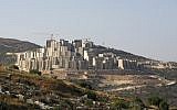 Une photo prise le 27 juin 2017 montre une vue d'ensemble du chantier de construction de la nouvelle ville palestinienne de Rawabi en Cisjordanie. (AFP Photo/Abbas Momani)
