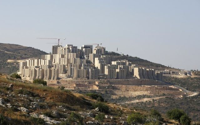 Une photo prise le 27 juin 2017 montre une vue d'ensemble du chantier de construction de la nouvelle ville palestinienne de Rawabi en Cisjordanie. (AFP Photo/Abbas Momani) Une photo prise le 27 juin 2017 montre une vue d'ensemble du chantier de construction de la nouvelle ville palestinienne de Rawabi en Cisjordanie. (AFP Photo/Abbas Momani)