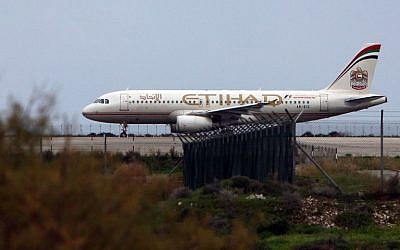 Un avion d'Etihad Airways sur la piste de l'aéroport de Larnaca, ville portuaire du sud de Chypre, le 10 janvier 2015 (AFP / Hasan Mroue)