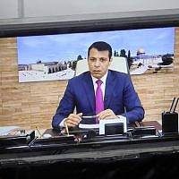 Mohammed Dahlan, ancien membre du Fatah en exil, assiste à une réunion du Conseil législatif palestinien à Gaza par vidéoconférence des Emirats arabes unis le 27 juillet 2017. (AFP PHOTO / SAID KHATIB)