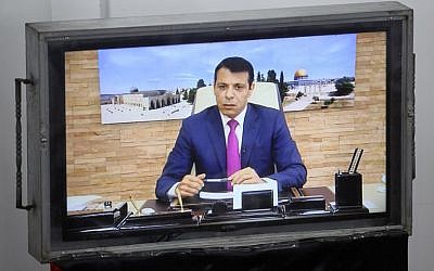 Mohammed Dahlan, ancien membre du Fatah en exil, assiste à une réunion du Conseil législatif palestinien à Gaza par vidéoconférence des Emirats arabes unis le 27 juillet 2017. (AFP PHOTO / SAID KHATIB)
