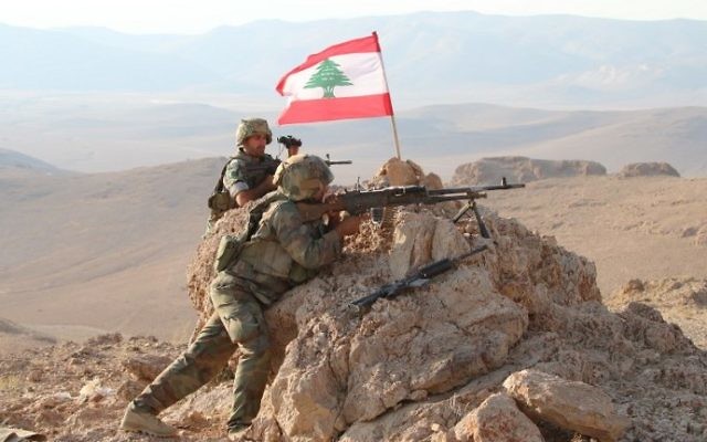 Une photo prise le 17 août 2017, lors d'une visite guidée par l'armée libanaise, montre des soldats en position dans une zone montagneuse près de la ville orientale de Ras Baalbek lors d'une opération contre des combattants djihadistes. (AFP PHOTO / STRINGER) Une photo prise le 17 août 2017, lors d'une visite guidée par l'armée libanaise, montre des soldats en position dans une zone montagneuse près de la ville orientale de Ras Baalbek lors d'une opération contre des combattants djihadistes. (AFP PHOTO / STRINGER)