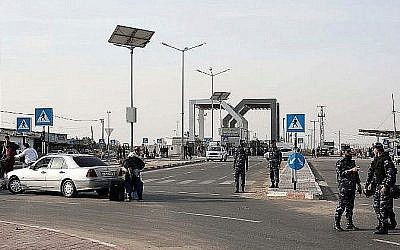 Le poste-frontière de Rafah avec l'Egypte, sous le contrôle de l'Autorité palestinienne, dans le sud de la bande de Gaza, le 18 novembre 2017 (Crédit : AFP/Said Khatib)
