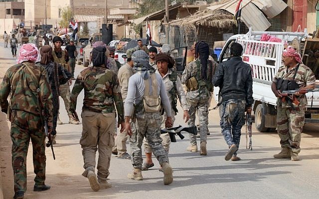 Des forces irakiennes pro-gouvernementales réunies à Rawa le 18 novembre 2017 après la reprise par les fortes de la ville de la vallée de l'Euphrate aux mains des djihadistes de l'Etat islamique (Crédit : AFP PHOTO / Suleiman al-ANBARI) Des forces irakiennes pro-gouvernementales réunies à Rawa le 18 novembre 2017 après la reprise par les fortes de la ville de la vallée de l'Euphrate aux mains des djihadistes de l'Etat islamique (Crédit : AFP PHOTO / Suleiman al-ANBARI)