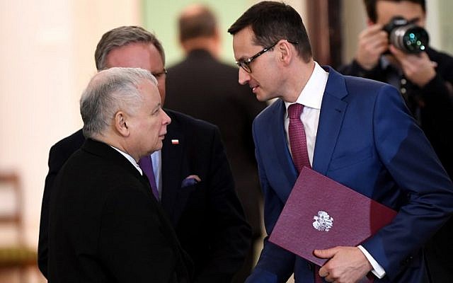 Mateusz Morawiecki (à droite), Premier ministre polonais, serre la main de Jaroslaw Kaczynski, leader du parti PiS (Droit et Justice), au palais présidentiel de Varsovie, le 8 décembre 2017 (AFP / Janek Skarzynski) Mateusz Morawiecki (à droite), Premier ministre polonais, serre la main de Jaroslaw Kaczynski, leader du parti PiS (Droit et Justice), au palais présidentiel de Varsovie, le 8 décembre 2017 (AFP / Janek Skarzynski)