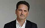 Pierre Krahenbuhl, chef de l'Office de secours et de travaux des Nations Unies pour les réfugiés palestiniens,(UNRWA) lors d'une interview à Jérusalem le 19 janvier 2018. (Crédit : AFP/Thomas Coex)