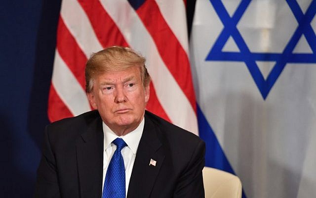 Le président américain Donald Trump lors d'une rencontre bilatérale avec le Premier ministre israélien en marge de la réunion annuelle du Forum économique mondial de Davos,en Suisse, le 25 janvier 2018 (Crédit : AFP PHOTO / Nicholas Kamm) Le président américain Donald Trump lors d'une rencontre bilatérale avec le Premier ministre israélien en marge de la réunion annuelle du Forum économique mondial de Davos,en Suisse, le 25 janvier 2018 (Crédit : AFP PHOTO / Nicholas Kamm)