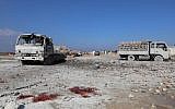 Illustration : des taches de sang sur le sol près de camions chargés de sacs de pommes de terre abandonnés, après un attaqua aérienne du régime, dans la province d'Idlib, le 29 janvier 2018. (Crédit : AFP / OMAR HAJ KADOUR)