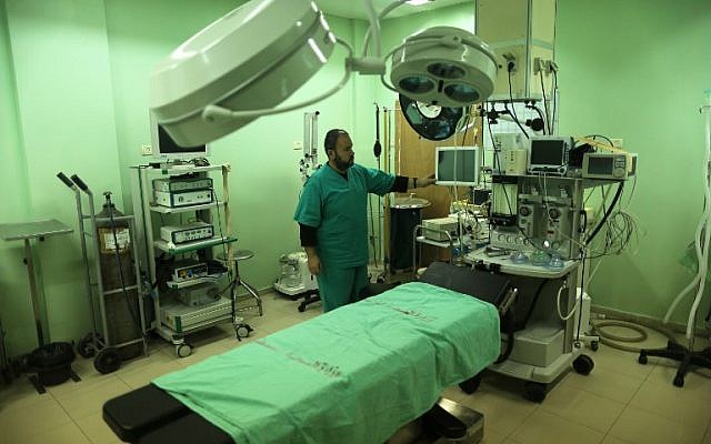 Un employé du ministère palestinien de la Santé vérifie l'hôpital de Beit Hanoun dans le nord de la bande de Gaza après qu'il a été fermé le 29 janvier 2018 n'ayant plus d'électricité (Crédit : Mahmud Hams / AFP) Un employé du ministère palestinien de la Santé vérifie l'hôpital de Beit Hanoun dans le nord de la bande de Gaza après qu'il a été fermé le 29 janvier 2018 n'ayant plus d'électricité (Crédit : Mahmud Hams / AFP)