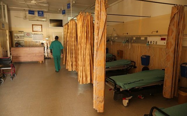 Un employé du ministère palestinien de la Santé vérifie l'hôpital de Beit Hanoun dans le nord de la bande de Gaza après qu'il a été fermé le 29 janvier 2018 n'ayant plus d'électricité (Crédit : Mahmud Hams / AFP)
