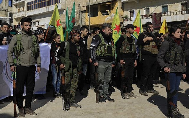 Des kurdes syriens lors d’un défilé militaire inattendu, à Afrine, au moment où des civils se mobilisent et s’enrôlent pour rejoindre le front ou renforcer les équipes médicales et lutter contre les troupes turques, au sein de le YPG, le 28 janvier 2018. (Crédit : AFP / Delil SOULEIMAN) Des kurdes syriens lors d’un défilé militaire inattendu, à Afrine, au moment où des civils se mobilisent et s’enrôlent pour rejoindre le front ou renforcer les équipes médicales et lutter contre les troupes turques, au sein de le YPG, le 28 janvier 2018. (Crédit : AFP / Delil SOULEIMAN)