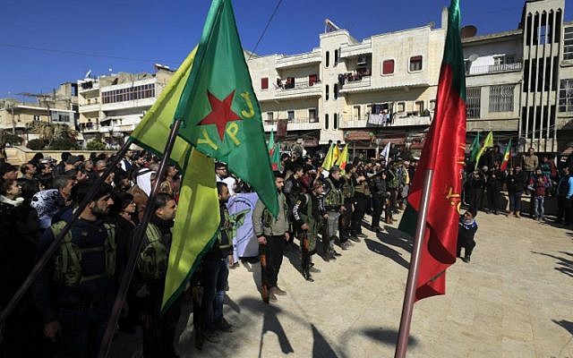 Des kurdes syriens lors d’un défilé militaire inattendu, à Afrine, au moment où des civils se mobilisent et s’enrôlent pour rejoindre le front ou renforcer les équipes médicales et lutter contre les troupes turques, au sein de le YPG, le 28 janvier 2018. (Crédit : AFP / Delil SOULEIMAN) Des kurdes syriens lors d’un défilé militaire inattendu, à Afrine, au moment où des civils se mobilisent et s’enrôlent pour rejoindre le front ou renforcer les équipes médicales et lutter contre les troupes turques, au sein de le YPG, le 28 janvier 2018. (Crédit : AFP / Delil SOULEIMAN)