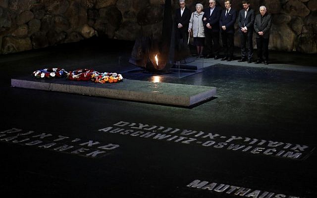 Alicja Mularska (2G), fille du défunt couple polonais Jan Dziadosz et Sabina Perzyna, se tient debout avec sa famille après avoir reçu le prix du Juste des Nations au nom de ses parents lors d'une cérémonie posthume en leur honneur et celui de leur fils Aleksandr Dziadosz à Yad Vashem le 30 janvier 2018. (AFP PHOTO / THOMAS COEXISTENT) Alicja Mularska (2G), fille du défunt couple polonais Jan Dziadosz et Sabina Perzyna, se tient debout avec sa famille après avoir reçu le prix du Juste des Nations au nom de ses parents lors d'une cérémonie posthume en leur honneur et celui de leur fils Aleksandr Dziadosz à Yad Vashem le 30 janvier 2018. (AFP PHOTO / THOMAS COEXISTENT)
