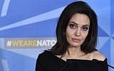 Illustration : L'actrice américaine et envoyée spéciale pour le Haut Commissariat des Nations Unies pour les réfugiés (HCR) Angelina Jolie lors d'une conférence de presse après sa rencontre avec le Secrétaire général de l'OTAN le 31 janvier 2018 (Crédit : AFP PHOTO / Emmanuel DUNAND)