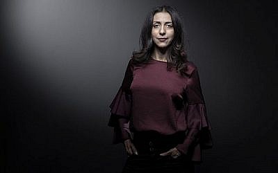 L'écrivain et militante féministe française Henda Ayari pose lors d'une séance photo à Paris, le 24 novembre 2017. (AFP Photo/Joel Saget)