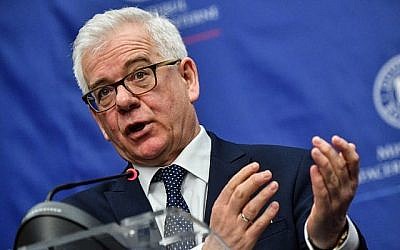 Le ministre polonais des Affaires étrangères, Jacek Czaputowicz, prend la parole lors d'une conférence de presse conjointe avec son homologue roumain (hors-champ) au siège du ministère roumain des Affaires étrangères à Bucarest le 1er février 2018. (Crédit : AFP / Daniel MIHAILESCU)