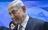 Le Premier ministre Benjamin Netanyahu en route pour la réunion hebdomadaire du Cabinet à son bureau de Jérusalem, le 4 février 2018. (photo AFP / Pool / Jim Hollander)