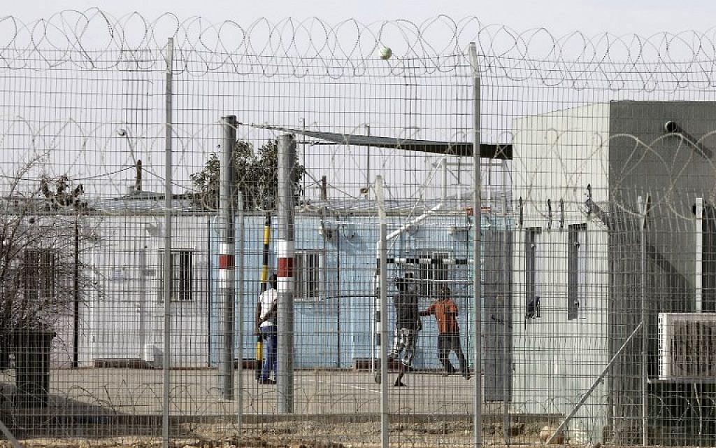 Des migrants africains détenus à Holot, au sud d'Israël près de la frontière égyptienne, le 4 février 2018. (Crédit : MENAHEM KAHANA/AFP) Des migrants africains détenus à Holot, au sud d'Israël près de la frontière égyptienne, le 4 février 2018. (Crédit : MENAHEM KAHANA/AFP)