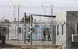 Des migrants africains détenus à Holot, au sud d'Israël près de la frontière égyptienne, le 4 février 2018. (Crédit : MENAHEM KAHANA/AFP)