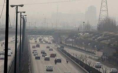 Vue générale à Téhéran, en Iran, le 5 février 2018, montrant une couverture épaisse de pollution alors que le phénomène atteint de nouveaux sommets. (AFP / ATTA KENARE)
