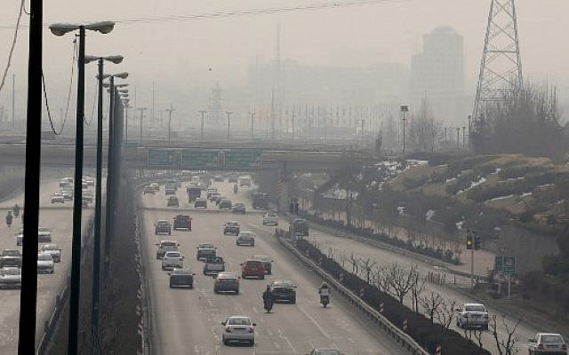 Vue générale à Téhéran, en Iran, le 5 février 2018, montrant une couverture épaisse de pollution alors que le phénomène atteint de nouveaux sommets. (AFP / ATTA KENARE) Vue générale à Téhéran, en Iran, le 5 février 2018, montrant une couverture épaisse de pollution alors que le phénomène atteint de nouveaux sommets. (AFP / ATTA KENARE)