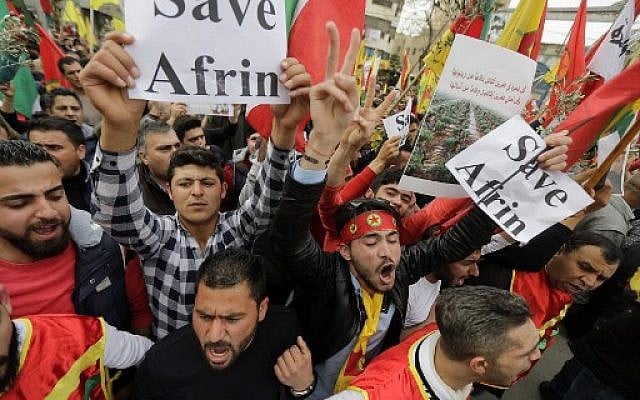 Des Kurdes libanais brandissent des banderoles, des drapeaux kurdes et des drapeaux de l’Unité de protection du peuple kurde lors d'une manifestation devant l'ambassade américaine à Aaoukar, au nord de Beyrouth, afin de protester contre l'offensive turque en cours dans l'enclave syro-kurde d'Afrin, le 5 février 2018 (AFP PHOTO / JOSEPH EID)
