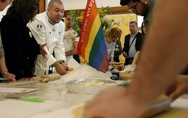 Le chef cuisinier de l'Elysée Guillaume Gomez, donne un cours de cuisine aux adolescents membres d'une ONG de défense des droits LGBT, à l'ambassade française de Tel Aviv, le 5 février 2018. (Crédit : AFP / THOMAS COEX)