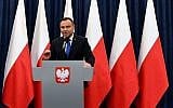 Le président polonais Andrzej Duda annonce, durant une conférence de presse, qu'il signera la loi controversée sur la Shoah,à Varsovie, le 6 février 2018. (Crédit : AFP / JANEK SKARZYNSKI)