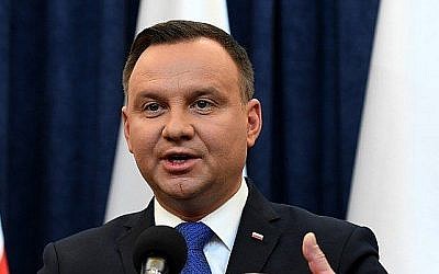 Le président polonais Andrzej Duda donne une conférence de presse le 6 février 2018 à Varsovie pour annoncer qu'il va signer une loi controversée sur l'Holocauste qui a suscité des tensions avec Israël, les Etats-Unis et l'Ukraine (Crédit : AFP / JANEK SKARZYNSKI)