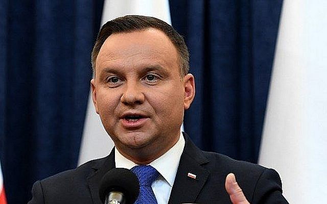 Le président polonais Andrzej Duda donne une conférence de presse le 6 février 2018 à Varsovie pour annoncer qu'il va signer une loi controversée sur l'Holocauste qui a suscité des tensions avec Israël, les Etats-Unis et l'Ukraine (Crédit : AFP / JANEK SKARZYNSKI) Le président polonais Andrzej Duda donne une conférence de presse le 6 février 2018 à Varsovie pour annoncer qu'il va signer une loi controversée sur l'Holocauste qui a suscité des tensions avec Israël, les Etats-Unis et l'Ukraine (Crédit : AFP / JANEK SKARZYNSKI)