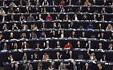 Les membres du Parlement européen procèdent à un vote, à Strasbourg, le 5 février 2018. (Crédit : AFP / FREDERICK FLORIN)
