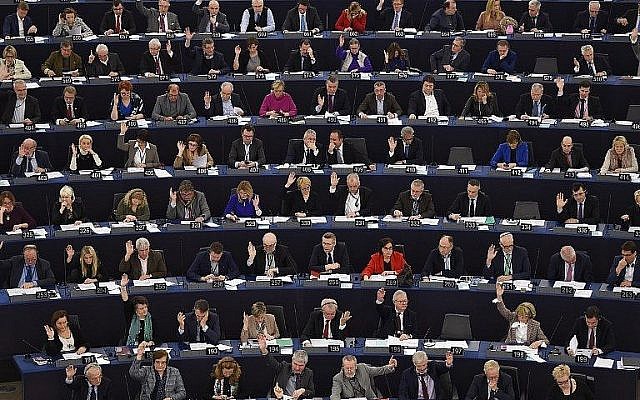 Les membres du Parlement européen procèdent à un vote, à Strasbourg, le 5 février 2018. (Crédit : AFP / FREDERICK FLORIN) Les membres du Parlement européen procèdent à un vote, à Strasbourg, le 5 février 2018. (Crédit : AFP / FREDERICK FLORIN)
