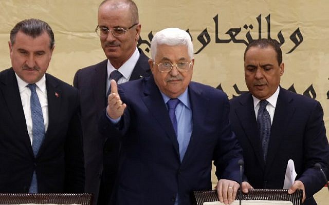 Mahmoud Abbas de l'Autorité palestinienne, au centre, lors de la "Conférence de Jérusalem, capitale de la jeunesse islamique" dans la ville de Ramallah en Cisjordanie, le 6 février 2018 (Crédit :  AFP PHOTO / ABBAS MOMANI)