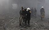 Un homme blessé reçoit de l'aide pour sortir des décombres après une frappe aérienne dans l'enclave rebelle d'Arbin, dans la Ghouta orientale, près de Damas, le 8 février 2018. (Crédit : AFP/ ABDULMONAM EASSA)