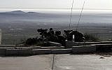 Des soldats israéliens prenant position dans le plateau du Golan près de la frontière syrienne, le 10 février 2018. (Crédit : AFP / JALAA MAREY)