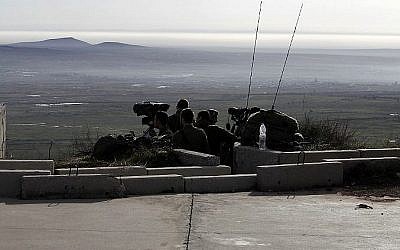 Des soldats israéliens prenant position dans le plateau du Golan près de la frontière syrienne, le 10 février 2018. (Crédit : AFP / JALAA MAREY)