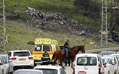Une photo prise dans le nord d'Israël au   Kibboutz Harduf montre les restes d'un avion F-16 israélien qui s'est écrasé après avoir été la cible de tirs anti-aériens syriens, le 10 février 2018 (Crédit : AFP Photo/Jack Guez)