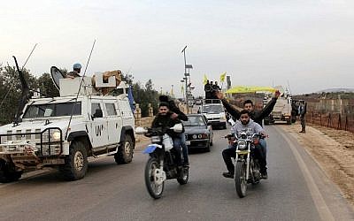 Des militants du Hezbollah se rassemblent dans la zone de Fatima's Gate à Kfar Kila, à la frontière libanaise avec Israël, le 10 février 2018, pour célébrer le crash d'un avion à réaction israélien et dénoncer les attaques israéliennes contre la Syrie. (AFP PHOTO / Ali DIA)