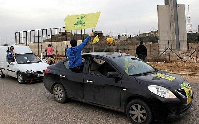 Des partisans du Hezbollah réunis pour célébrer le crash d'un F-16 israélien abattu par les défenses aériennes syriennes, à proximité de la Porte Fatima, à Kfar Kila, à la frontière libanaise avec Israël, le 10 février 2018. (Crédit : Ali Dia/AFP)