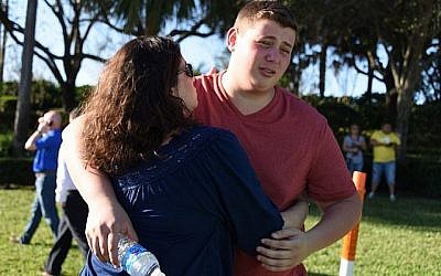 Les étudiants réagissent à la suite d'une fusillade au lycée Marjory Stoneman Douglas de Parkland, en Floride, à environ 80 kilomètres au nord de Miami, le 14 février 2018 (Crédit : AFP PHOTO / Michele Eve Sandberg)