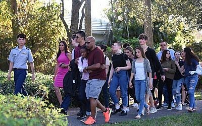 Les étudiants réagissent à la suite d'une fusillade au lycée Marjory Stoneman Douglas de Parkland, en Floride, à environ 80 kilomètres au nord de Miami, le 14 février 2018 (Crédit : AFP PHOTO / Michele Eve Sandberg)
