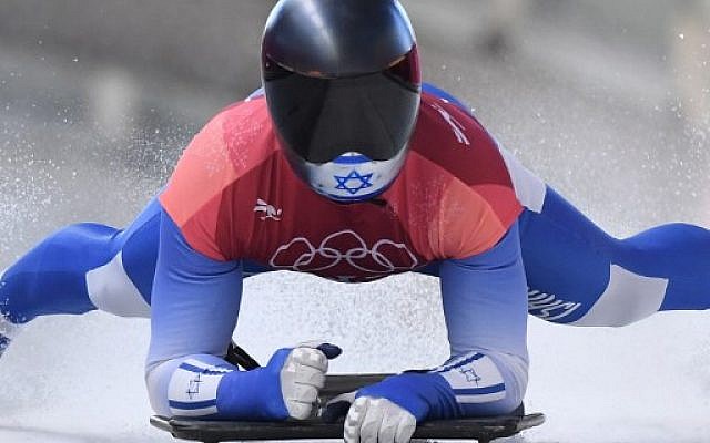 L'Israélien Adam Edelman ralentit au cours du troisième round de l'épreuve masculine de Skeleton lors des Jeux olympiques d'hiver de Pyeongchang en 2018 au centre olympique de glisse de Pyeongchang, le 16 février 2018 (Crédit : AFP PHOTO / Mark Ralston)