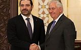 Le secrétaire d'Etat américain Rex Tillerson, à droite, serre la main du Premier ministre libanais  Saad Hariri au parlais gouvernemental de Beyrouth, le 15 février 2018 (Crédit :AFP PHOTO / ANWAR AMRO)